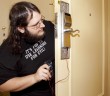 Brocious abriendo puerta hotel